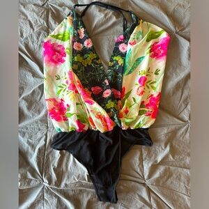 Like-New Flying Tomato Halter Floral Body Suit Size:M
ADORABLE Plunging Neckline